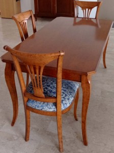 שולחן אוכל מעוצב מאיטליה שנקבל עם 4 כיסאות מעוצבות